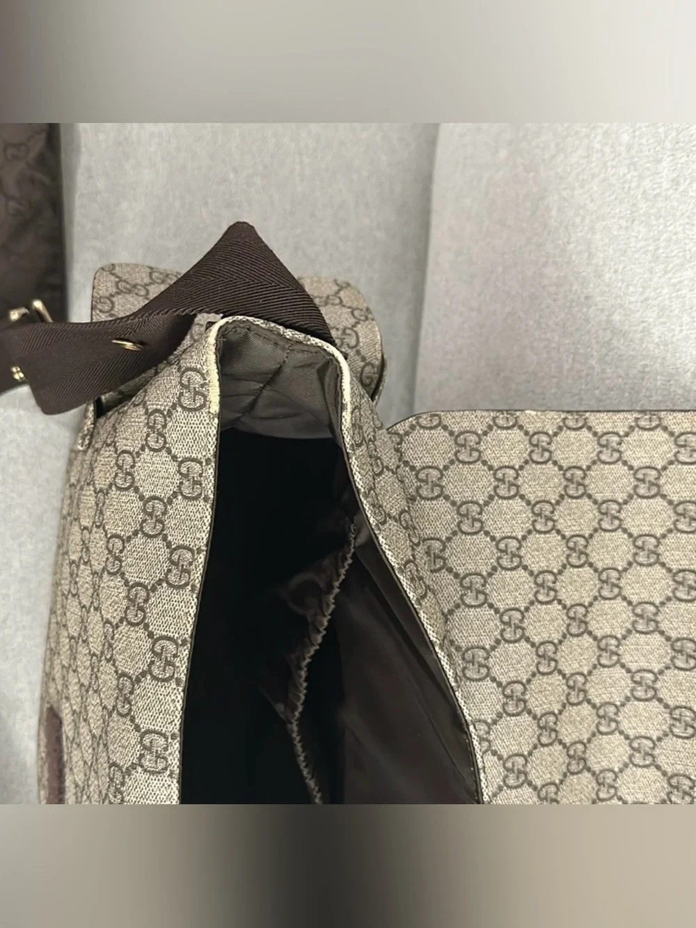 Gucci Brown Beige GG Supreme Messenger Bag/ Diaper bag